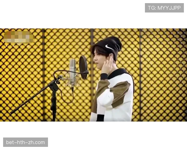 徐灿戴名表吃路边炒面，被认出那瞬间画风乱了