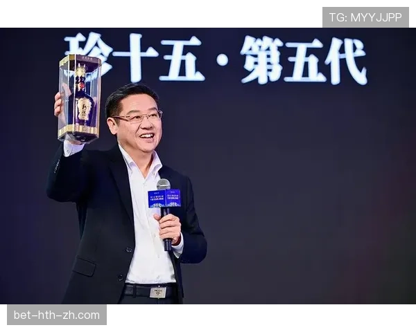 看到吴向东背的那只包，我下意识想把我银行卡删了